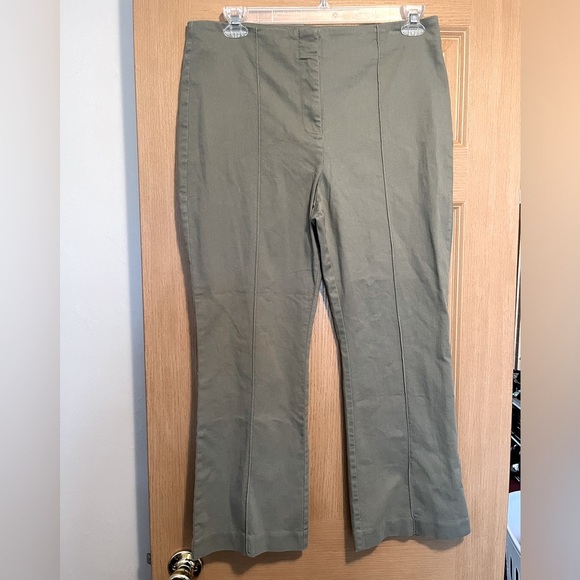 Ann Taylor LOFT Green Kick Crop Pants Women's NWT - Picture 1 of 9